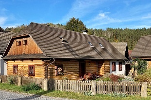 Wellness chalupa s kachlov�mi kamny - p�ehrada V�r