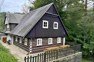 Nov� objekt: Roubenka a vinn� sklep - Adr�pa�sko-Teplick� sk�ly