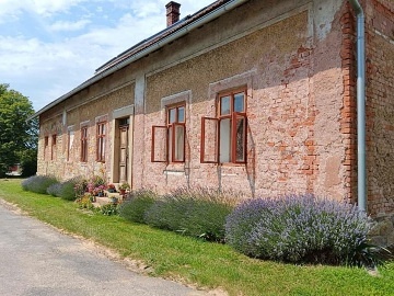 Wellness chalupa s baz�nem - hrad Lan�perk