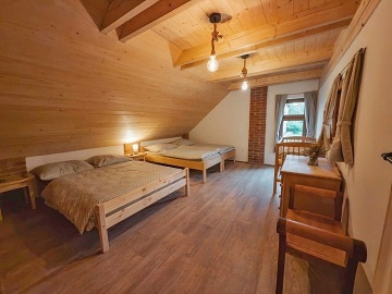 Wellness chalupa s baz�nem - hrad Lan�perk