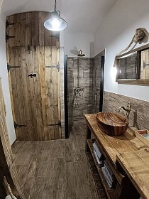 Wellness chalupa s baz�nem - hrad Lan�perk