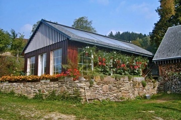 Chalupa a vnit�n� baz�n - vrch �al� - Krkono�e