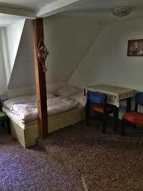 Chalupa a vnit�n� baz�n - vrch �al� - Krkono�e