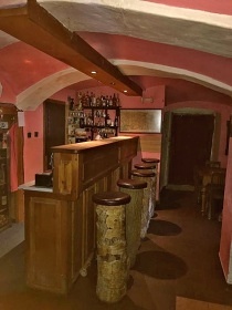 Chalupa a vnit�n� baz�n - vrch �al� - Krkono�e