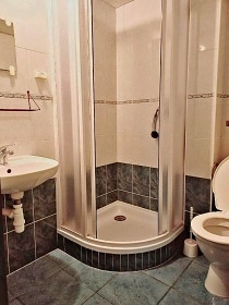 Chalupa a vnit�n� baz�n - vrch �al� - Krkono�e