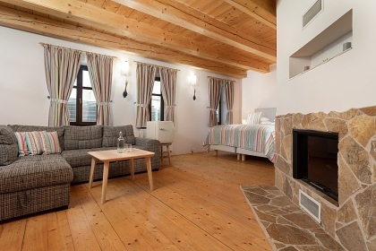 Chalupa s baz�nem - Venkovsk� usedlost Hlu��nsko