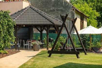 Chalupa s baz�nem - Venkovsk� usedlost Hlu��nsko