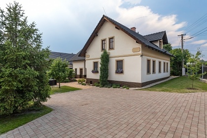 Chalupa s baz�nem - Venkovsk� usedlost Hlu��nsko