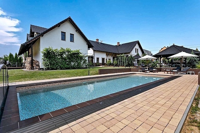 Chalupa s baz�nem - Venkovsk� usedlost Hlu��nsko