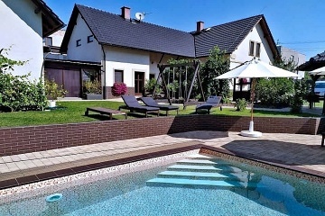 Chalupa s baz�nem - Venkovsk� usedlost Hlu��nsko