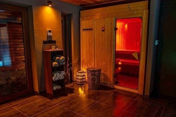 Wellness chata a baz�n - z�mek Konopi�t� - Blan�k