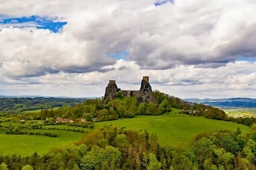 Rouben� chalupa a baz�n - v�hled na hrad Trosky