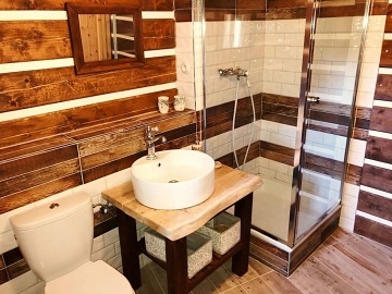 Rouben� chalupa a baz�n - v�hled na hrad Trosky