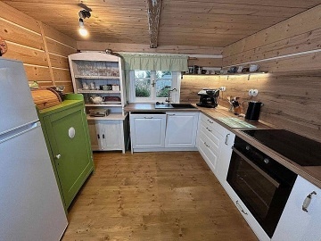 Rouben� chalupa a baz�n - v�hled na hrad Trosky