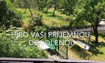 Rouben� chalupa a baz�n - v�hled na hrad Trosky