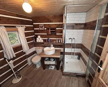 Rouben� chalupa a baz�n - v�hled na hrad Trosky