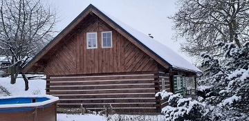 Rouben� chalupa a baz�n - v�hled na hrad Trosky