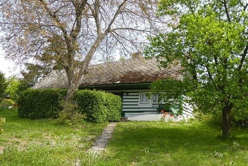 Rouben� chalupa a baz�n - v�hled na hrad Trosky