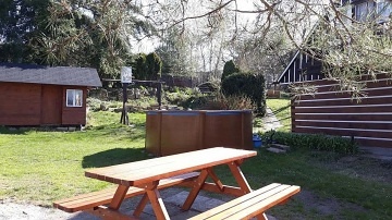 Rouben� chalupa a baz�n - v�hled na hrad Trosky