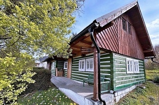 Nov� objekt: Rouben� chalupa a baz�n - v�hled na hrad Trosky 7C-198