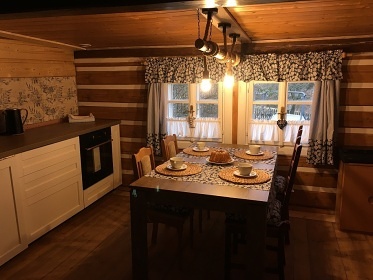 Rouben� chalupa a baz�n - v�hled na hrad Trosky