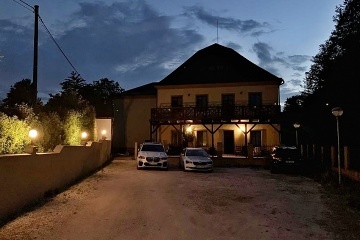 Velk� chalupa Zvi�ina - apartm�ny a vnit�n� baz�n