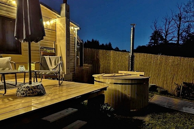 Glamping chata a koupací sud - vodní zámek Blatná