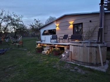 Glamping chata a koupac� sud - vodn� z�mek Blatn�