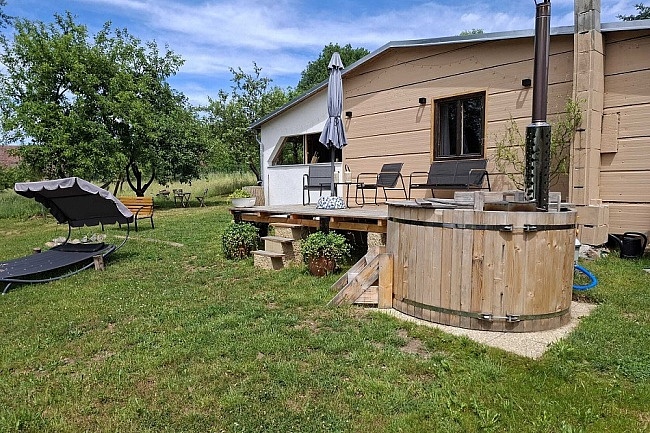 Glamping chata a koupací sud - vodní zámek Blatná