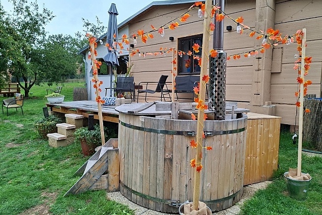 Glamping chata a koupací sud - vodní zámek Blatná