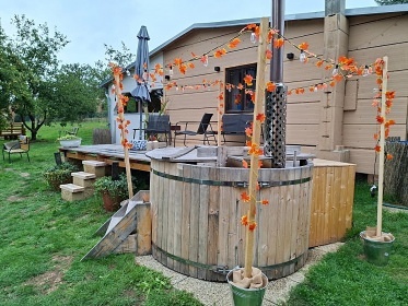 Glamping chata a koupací sud - vodní zámek Blatná