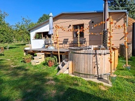 Glamping chata a koupací sud - vodní zámek Blatná