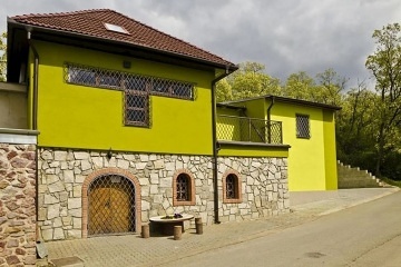 Chalupa a vinn� sklep - Hustope�e - ji�n� Morava