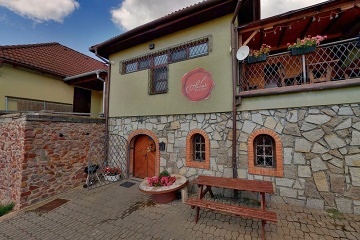 Chalupa a vinn� sklep - Rajhrad - ji�n� Morava