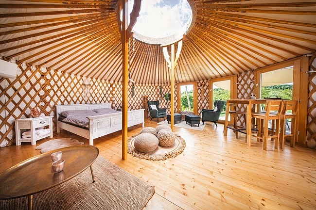 Jurty vinohrad a cyklostezka - glamping park Výhon