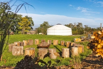 Jurty u vinohradu - glamping Ji�n� Morava