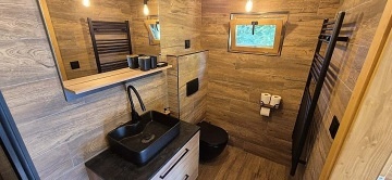 Glamping s wellness a baz�nem - hrad Helf�t�n