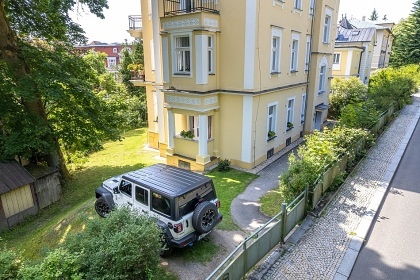 Apartm�n u kolon�dy a parking - Mari�nsk� L�zn�