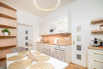 Apartm�n u kolon�dy a parking - Mari�nsk� L�zn�