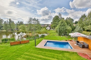 Chalupa s venkovn�m baz�nem - Vyso�ina