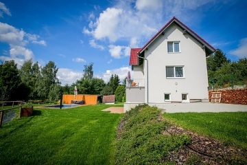 Chalupa s venkovn�m baz�nem - Vyso�ina