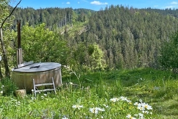 Roubenka pec a koupac� sud - u Jizersk�ch hor a Krkono�