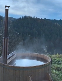 Roubenka Lesn� r�j - kamna s pec� a koupac� sud