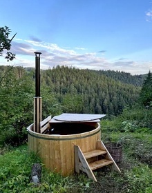 Roubenka pec a koupac� sud - u Jizersk�ch hor a Krkono�