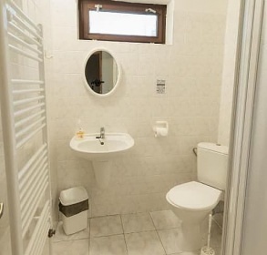 Chalupa s vnit�n�m baz�nem - p�ehrada Trn�vka