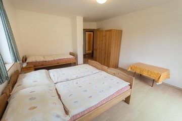 Chalupa s vnit�n�m baz�nem - p�ehrada Trn�vka