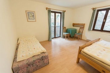 Chalupa s vnit�n�m baz�nem - p�ehrada Trn�vka