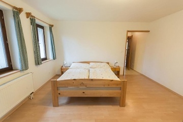 Chalupa s vnit�n�m baz�nem - p�ehrada Trn�vka