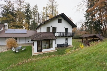 Chalupa s vnit�n�m baz�nem - p�ehrada Trn�vka