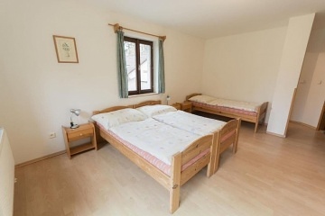 Chalupa s vnit�n�m baz�nem - p�ehrada Trn�vka